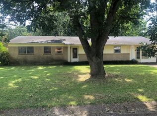 1916 Country Club Dr, Yazoo City, MS 39194