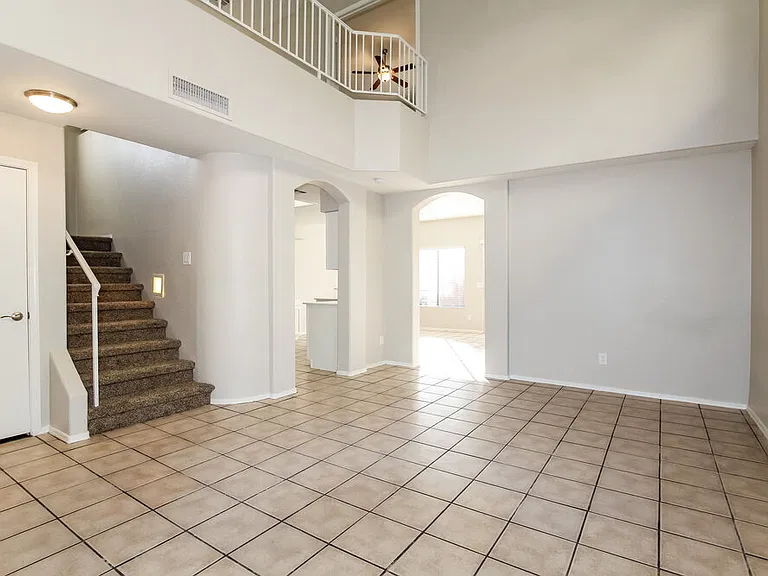 2018 N 106th Ln — Photo 3