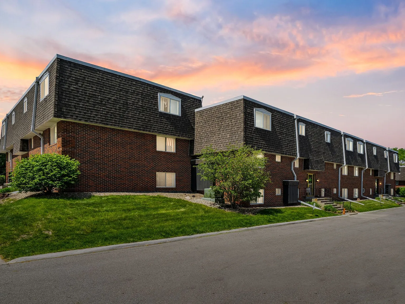 Lantern Square Apartments Spacious 1, 2 & 3 Bedrooms — Photo 2