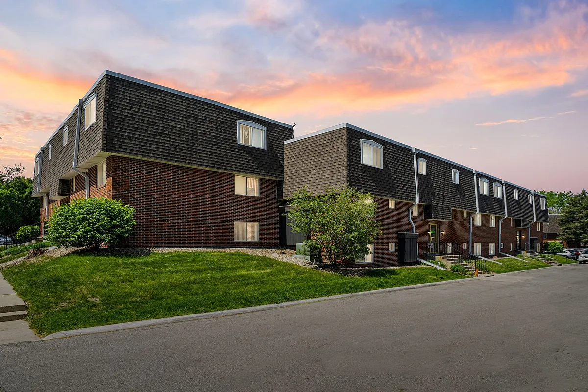 Building Photo - Lantern Square Apartments Spacious 1, 2 & 3 Bedrooms