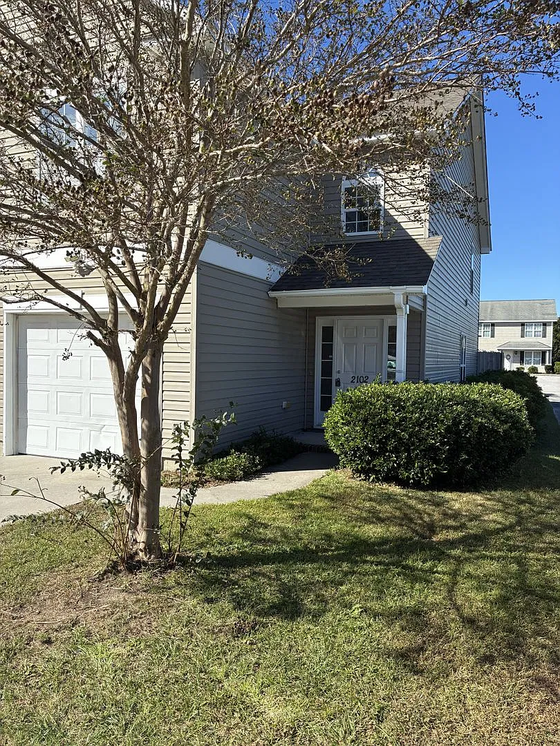 re2102m — Photo 1