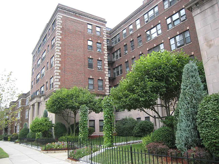 Commonwealth Ave — Photo 18