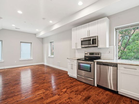 2nd image of 2228 Summer St #3