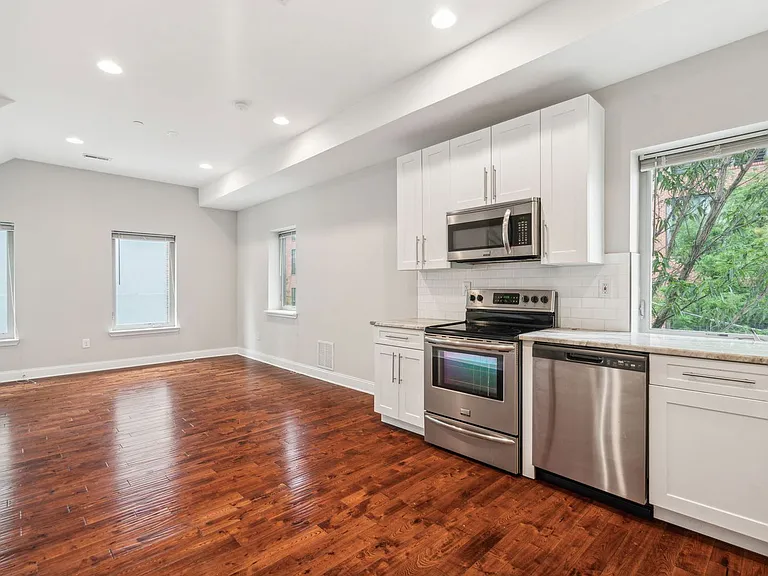 2228 Summer St #3 — Photo 2