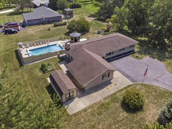 W203S10320 North Shore DRIVE, Muskego, WI 53150
