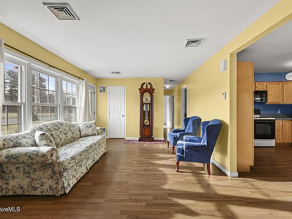 3rd image of 51 Bushey Rd