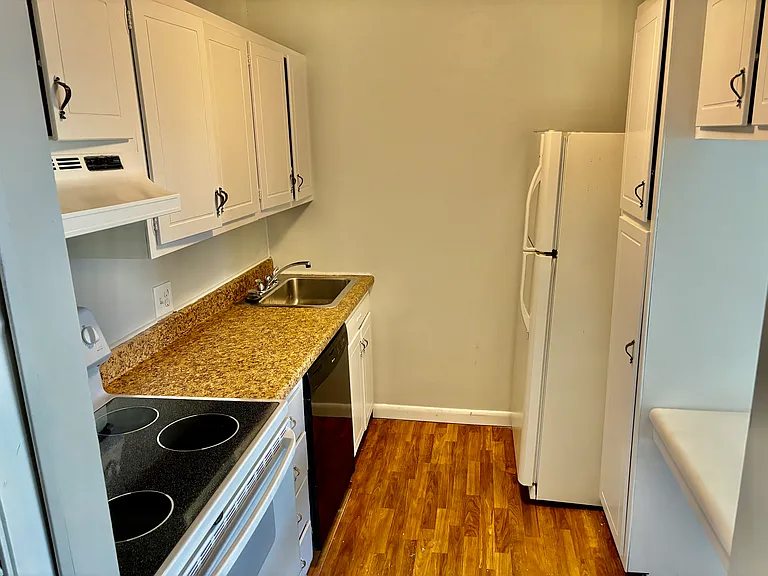 575 N Main St. #302 Fall River, MA 2 Bedroom, 1 Bathroom Heat Included! — Photo 2