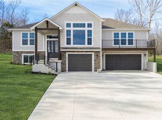 1604 Stonewall Dr, Oak Grove, MO 64075