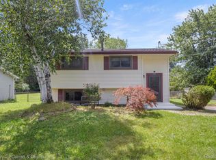 735 Grace Ave, Rochester Hills, MI 48307