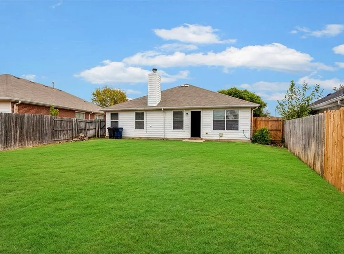 3 bed, 1360 sqft, $2,100 — Photo 4