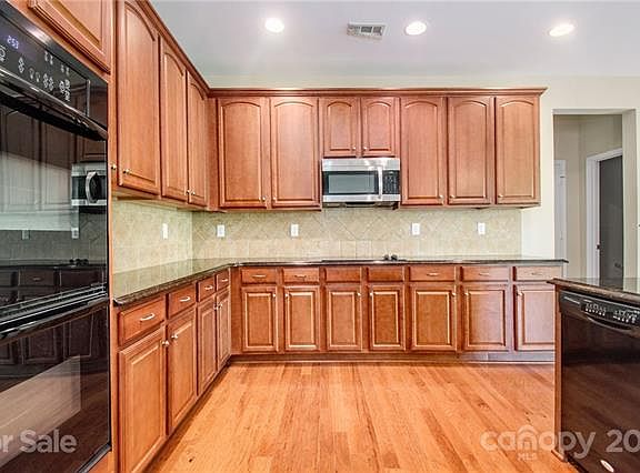 2nd image of 139 Silverspring Pl