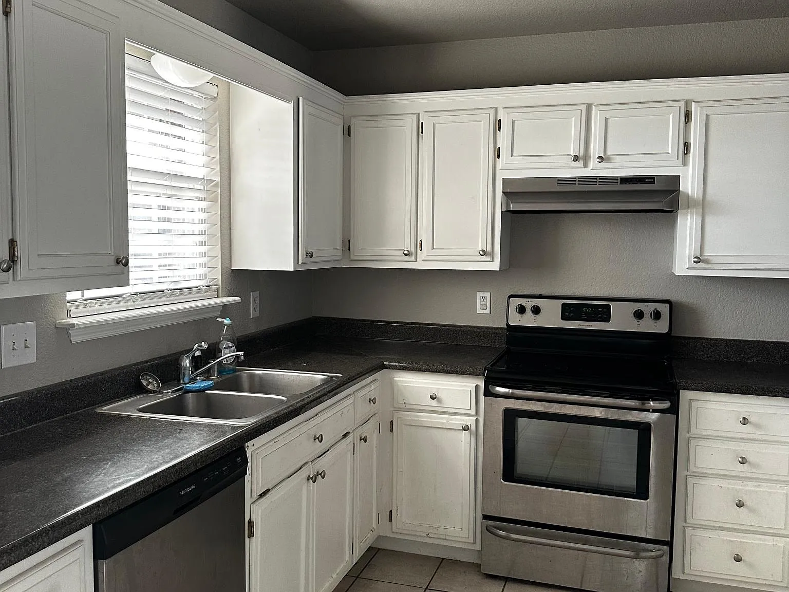 822 Andrew Pl — Photo 2