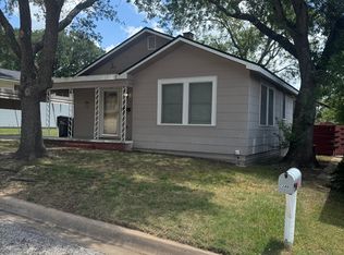 348 S Grimes St, Giddings, TX 78942