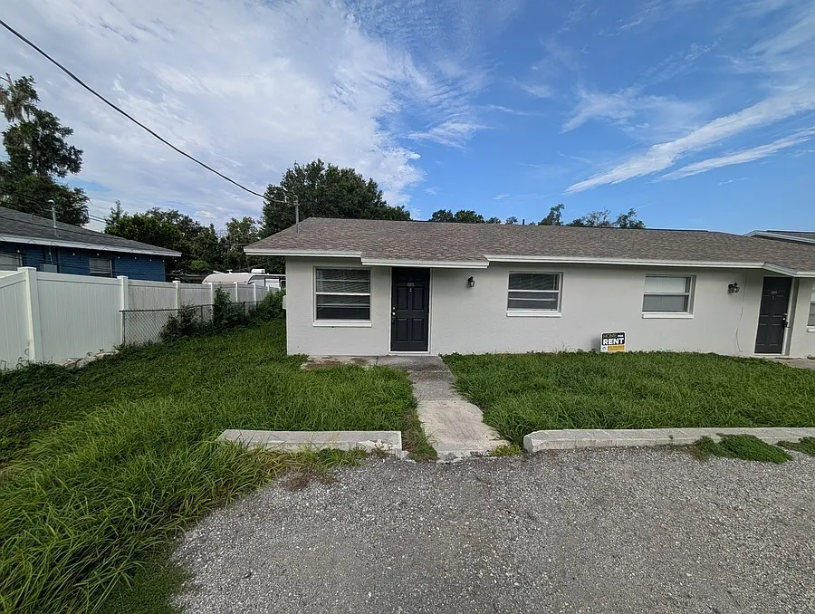 Comfortable 2BR/1BA Duplex in Dade City with In-Unit Washer/Dryer hook up. — Photo 1