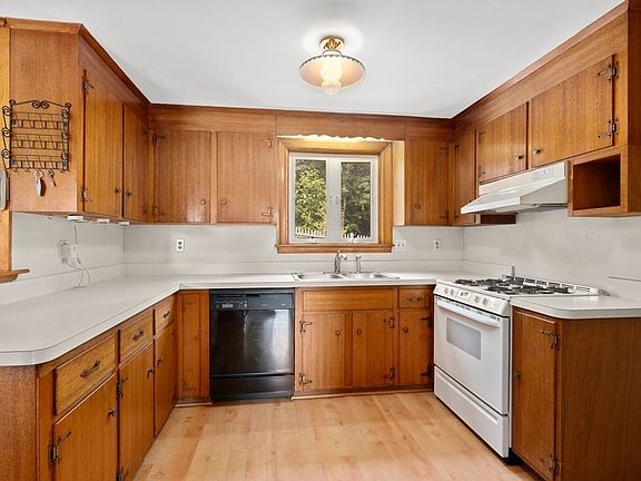 3rd image of 32 Nottingham Dr