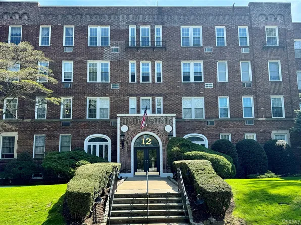 12 Hamilton Pl APT D14, Garden City, NY 11530