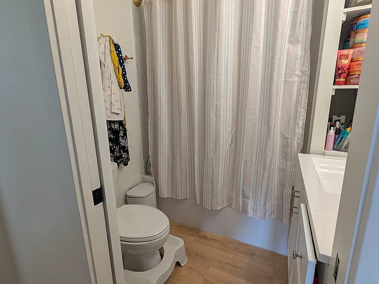 Full bath between two bedrooms