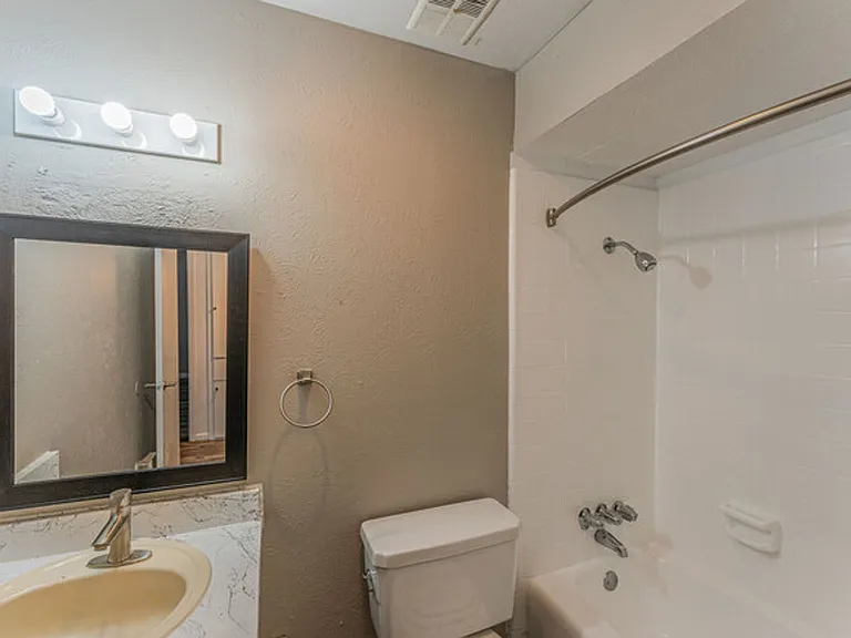 South Crest Apartments: All Bills Paid -Dazzling Dallas Apartments in Quiet Area! — Photo 27