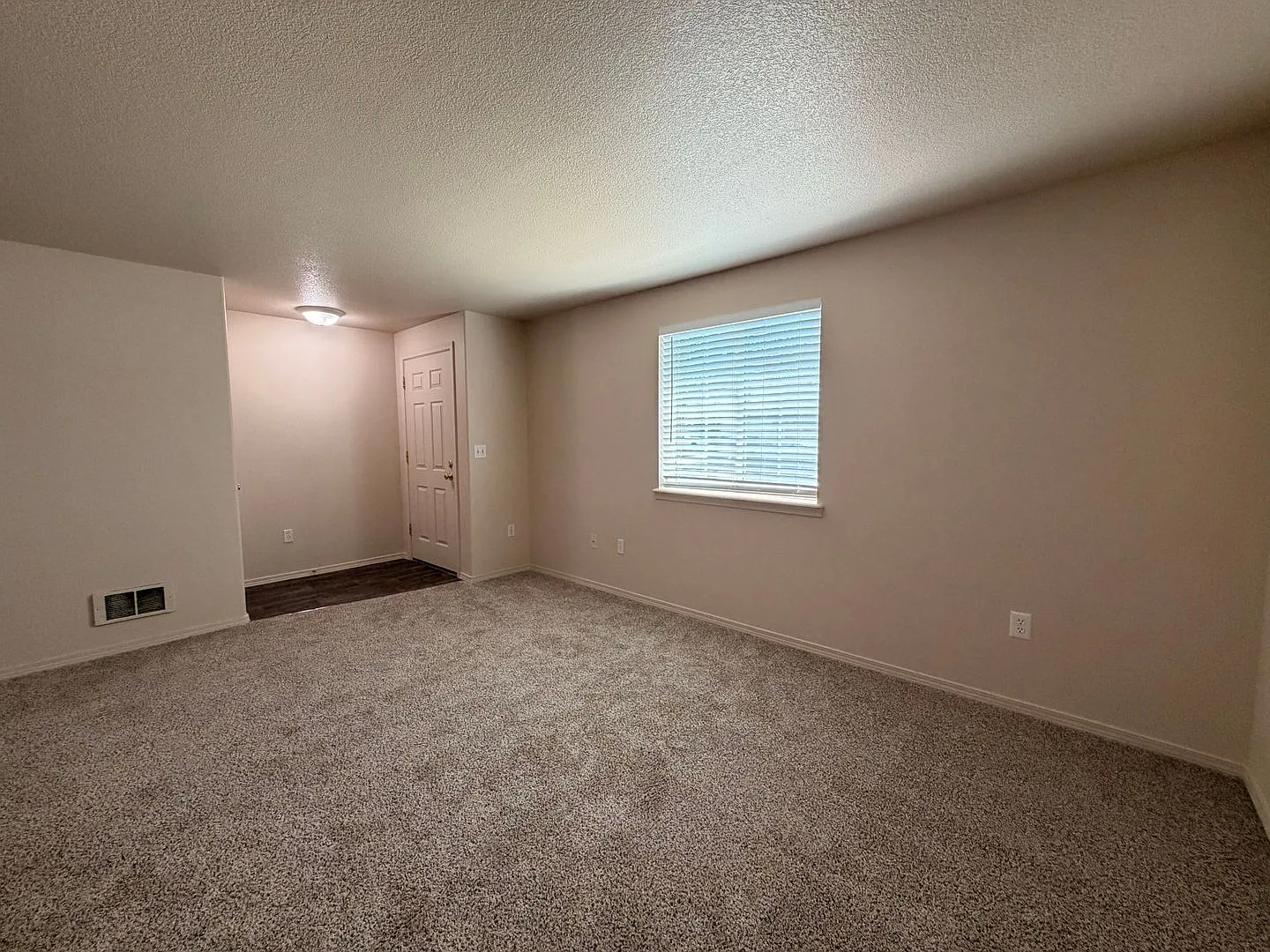 Charming Townhome Nestled In Sw Redmond!! — Photo 3