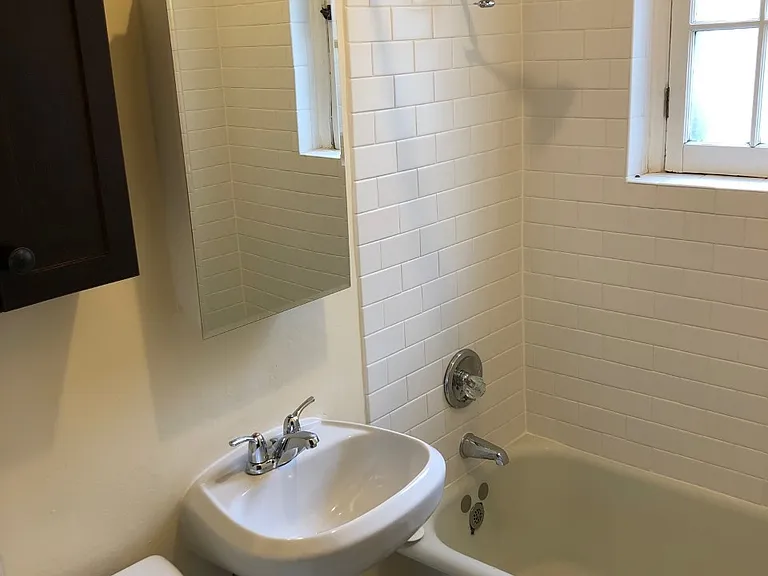 Chateau Apartments — Photo 47