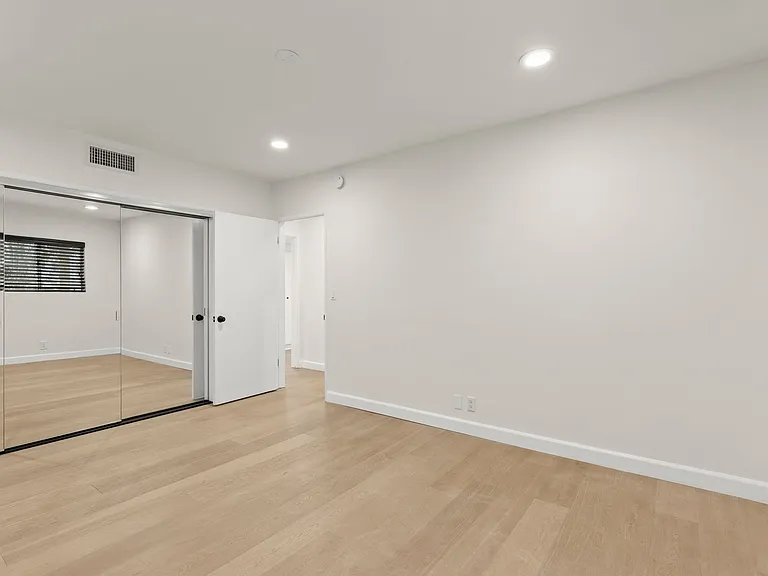 (El/Eu/Yo:B) 148 S. Oakhurst Drive — Photo 13
