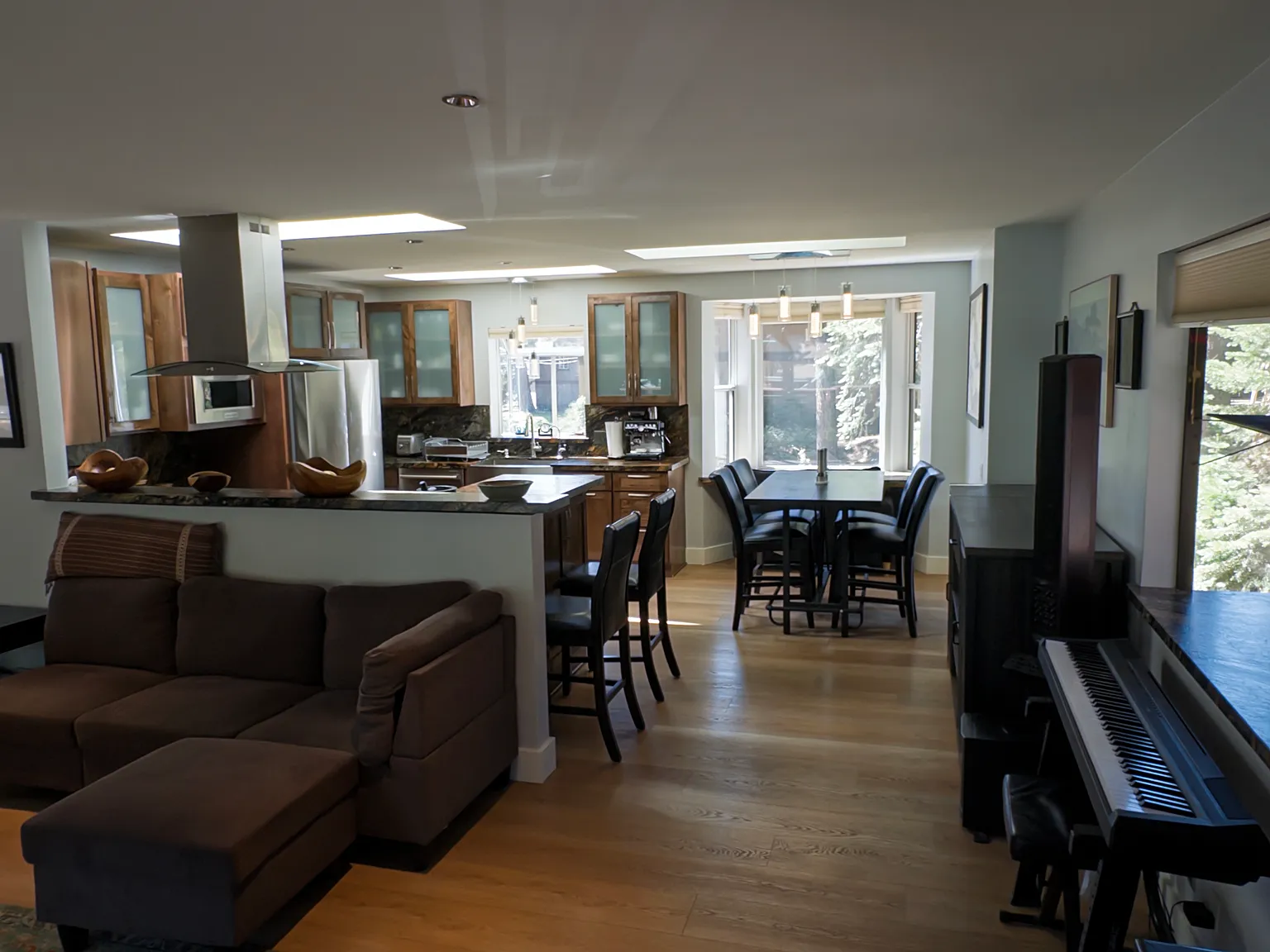 3 bed, 2.5 bath, 1600 sqft, $7,500 — Photo 2
