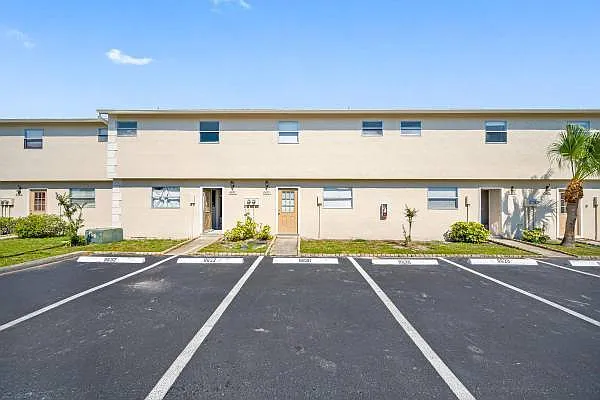 2 bed, 1.5 bath, 940 sqft, $1,429 — Photo 1