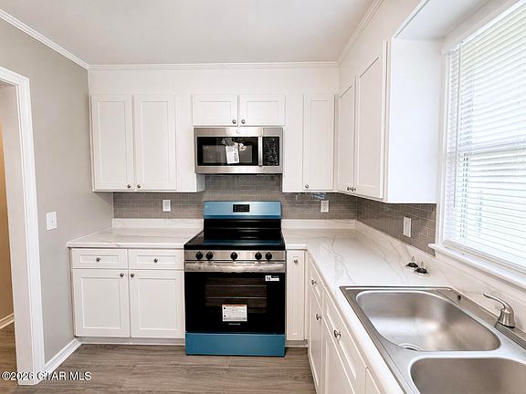 5th image of 227 Florence St