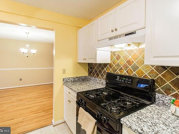 4th image of 10003 Vanderbilt Cir APT 10-1
