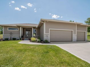 10200 Hidden Valley Dr, Johnston, IA 50131