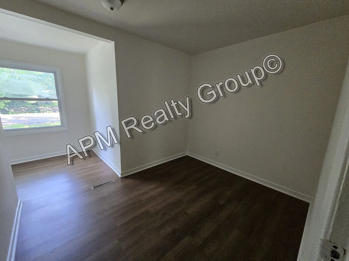 Cute 3 Bedroom 1.5 Bath — Photo 3