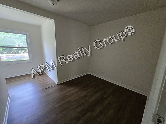 3rd image of 27 Bethune Ct