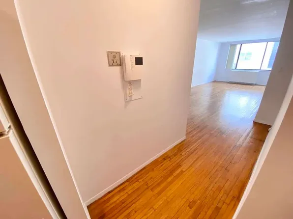 221 East 21st Street image 3 of 5