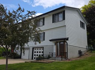 219 McDivitt Ln, Mukwonago, WI 53149