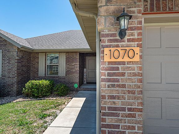 4th image of 1070 E Lakota Street