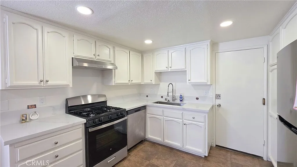 3 bed, 1152 sqft, $3,295 — Photo 3
