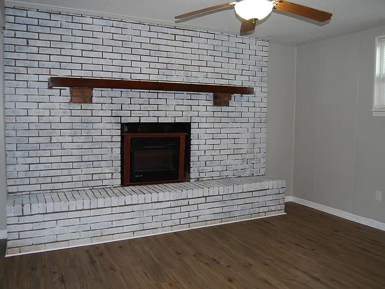 811 Cedarcrest Dr — Photo 3