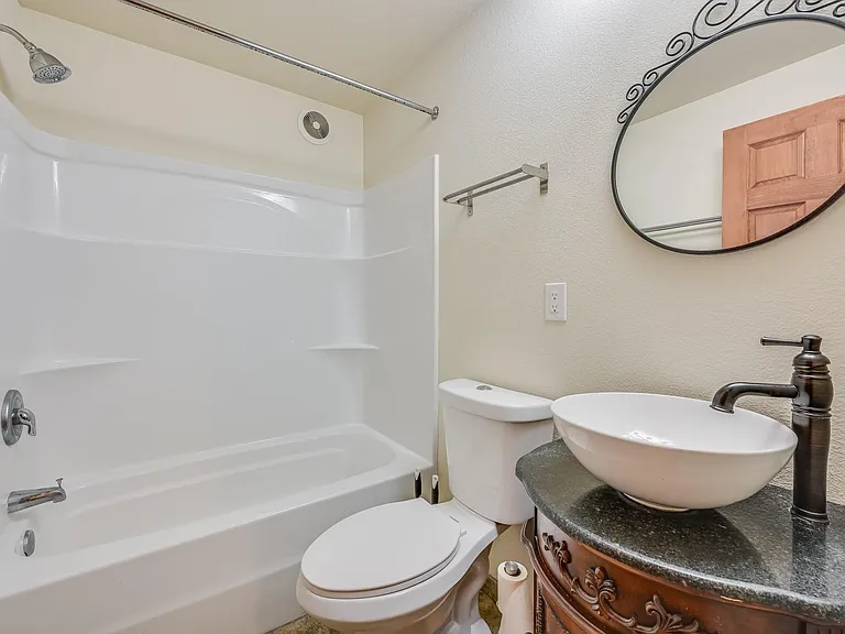 610 Melrose Ave E #C — Photo 11