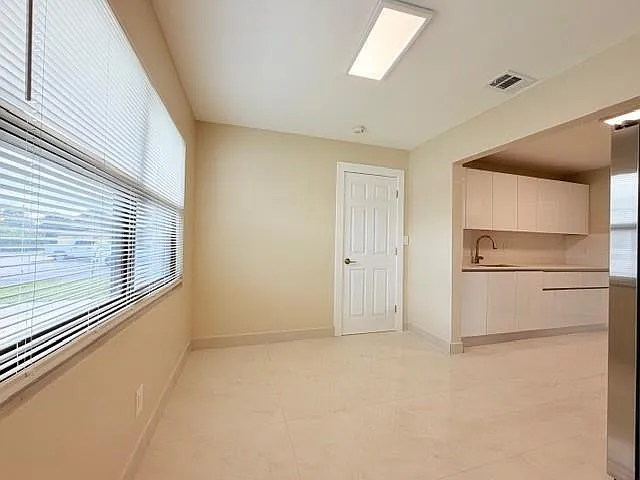 53 NE 16th Pl — Photo 12