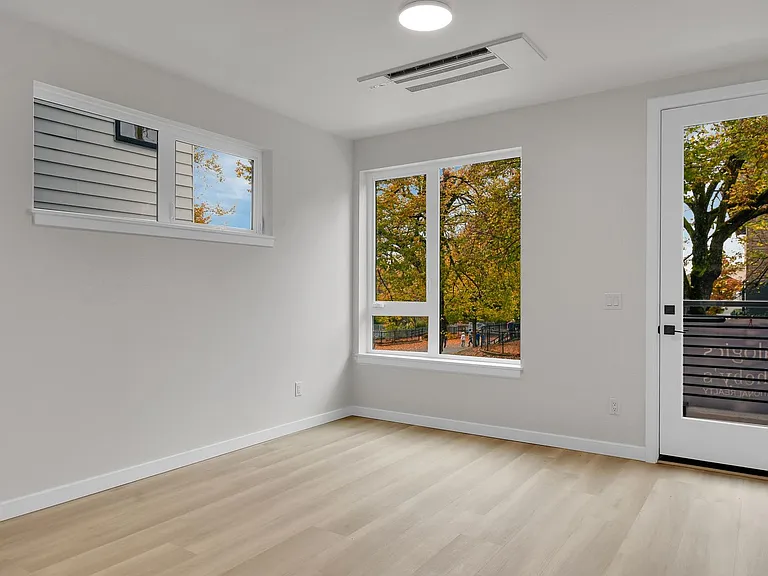 255 E Louisa St — Photo 35