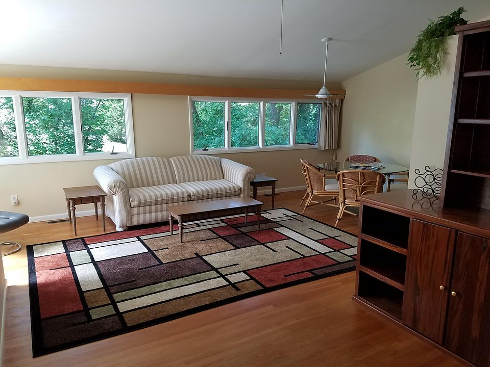The furniture shown is from the last time I rented it 7 years ago. Now the unit is mostly unfurnished.