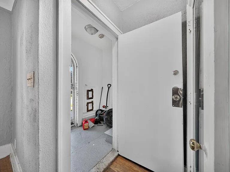 2025 Calvert St — Photo 32