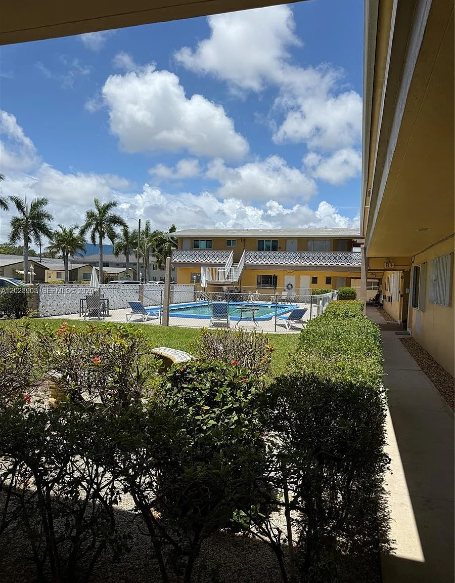 Esquire Apts Co-Op — Photo 2