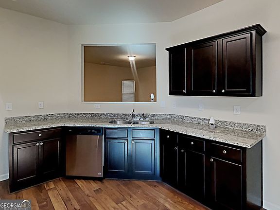 4th image of 557 Scotland Dr