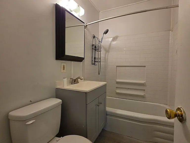 310 W 35th St — Photo 13