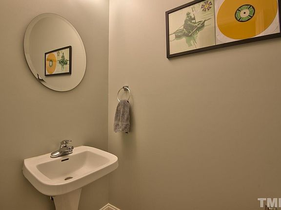4th image of 604 Carved Oak Dr