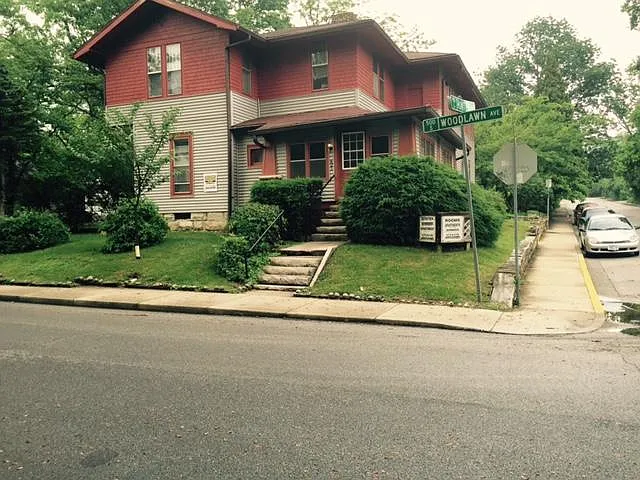 421 S Woodlawn Ave — Photo 1