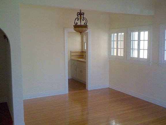4th image of 513 1/2 N Spaulding Ave