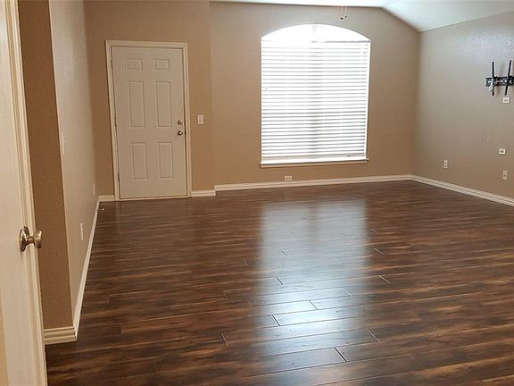 4th image of 303 Pemberton Dr