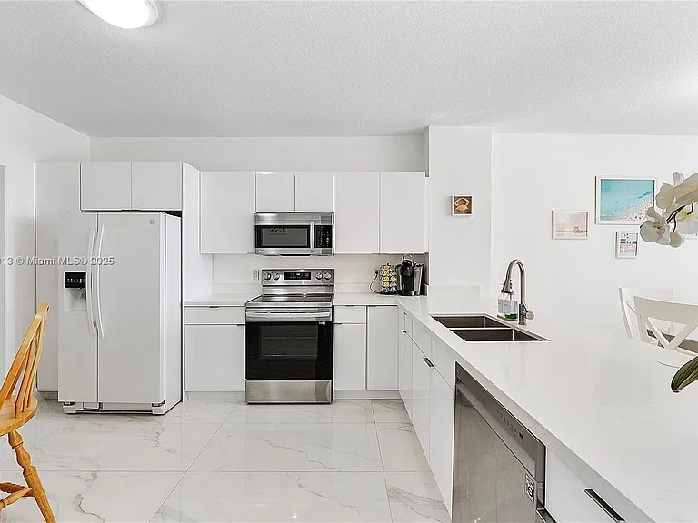 17050 N Bay Rd #807 — Photo 12